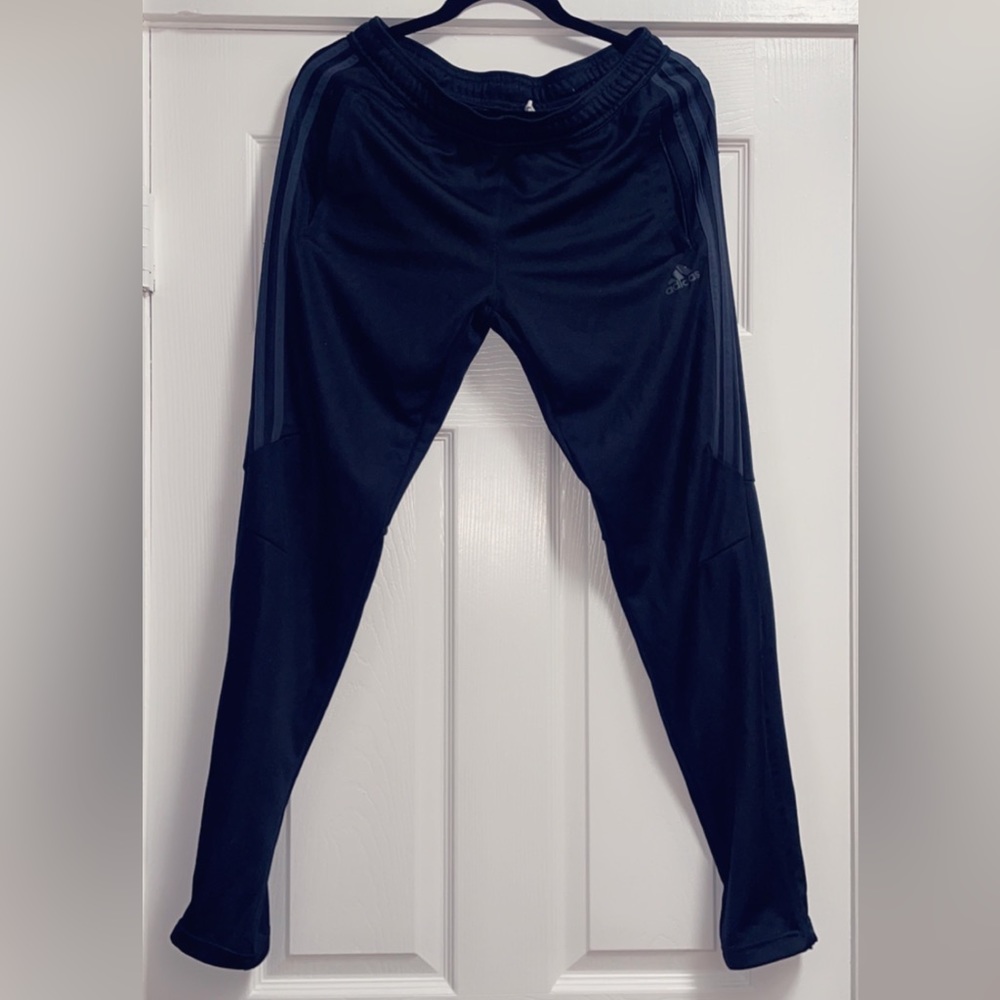 Medium men’s Adidas tapered pants.